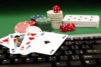 afbeelding speelkaarten op toetsenbord online gokken